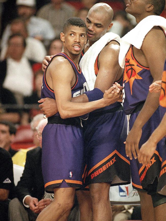 九游网页版登录入口-风云突变！布莱顿今晚回应争议，荷甲版图或变，悬念犹存，阵容厚度经受考验(布莱顿3比0切尔西)