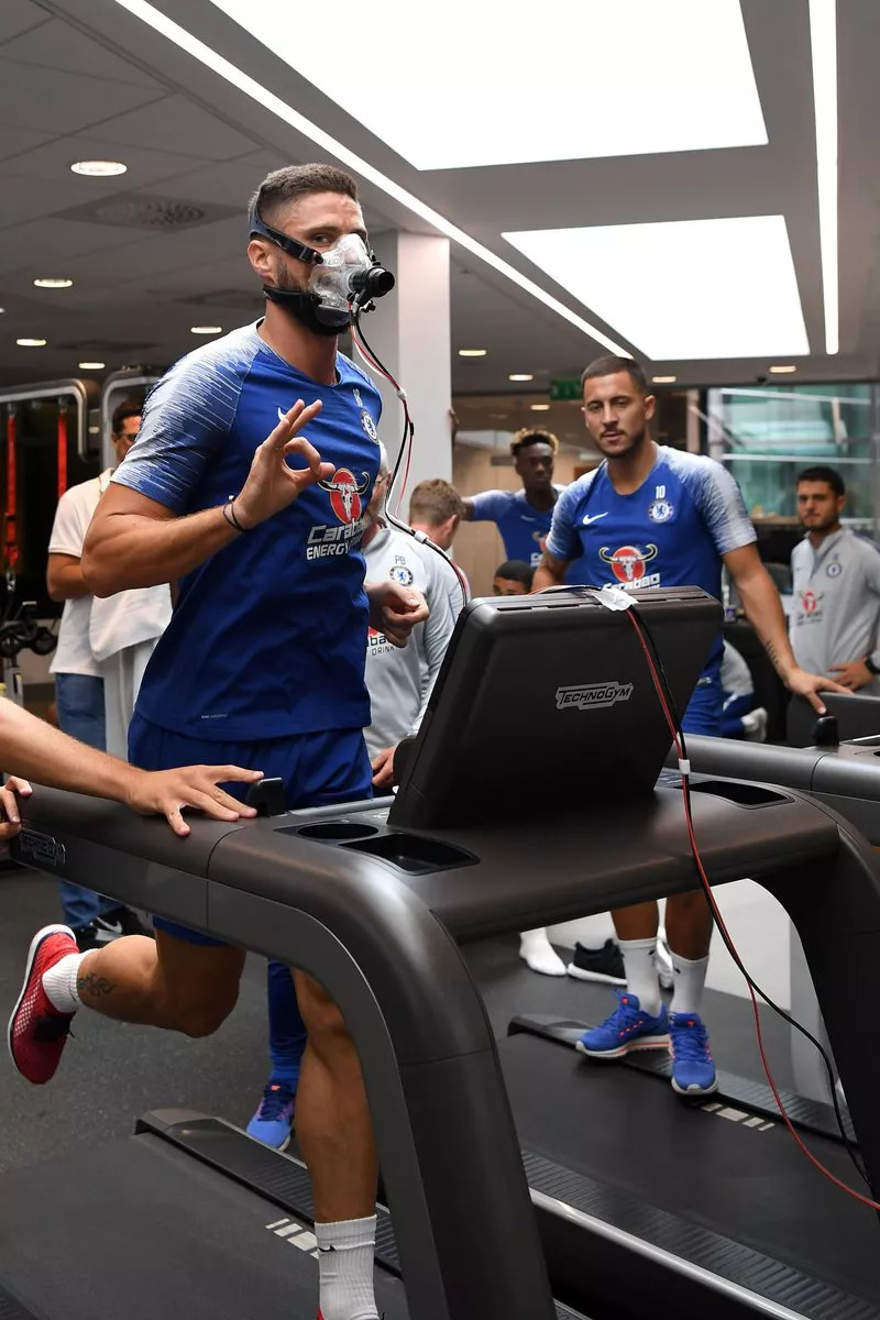 包含欧联窗口期走向成谜，北京国安更衣室发声，话题不断，阵容厚度经受考验的词条